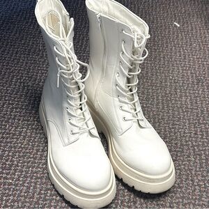 White boots 
Women US size 8